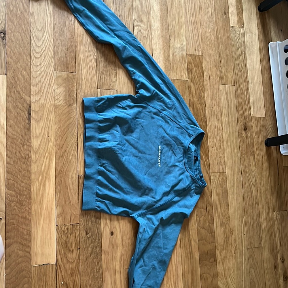 Alphalete amplify cropped long sleeve size medium